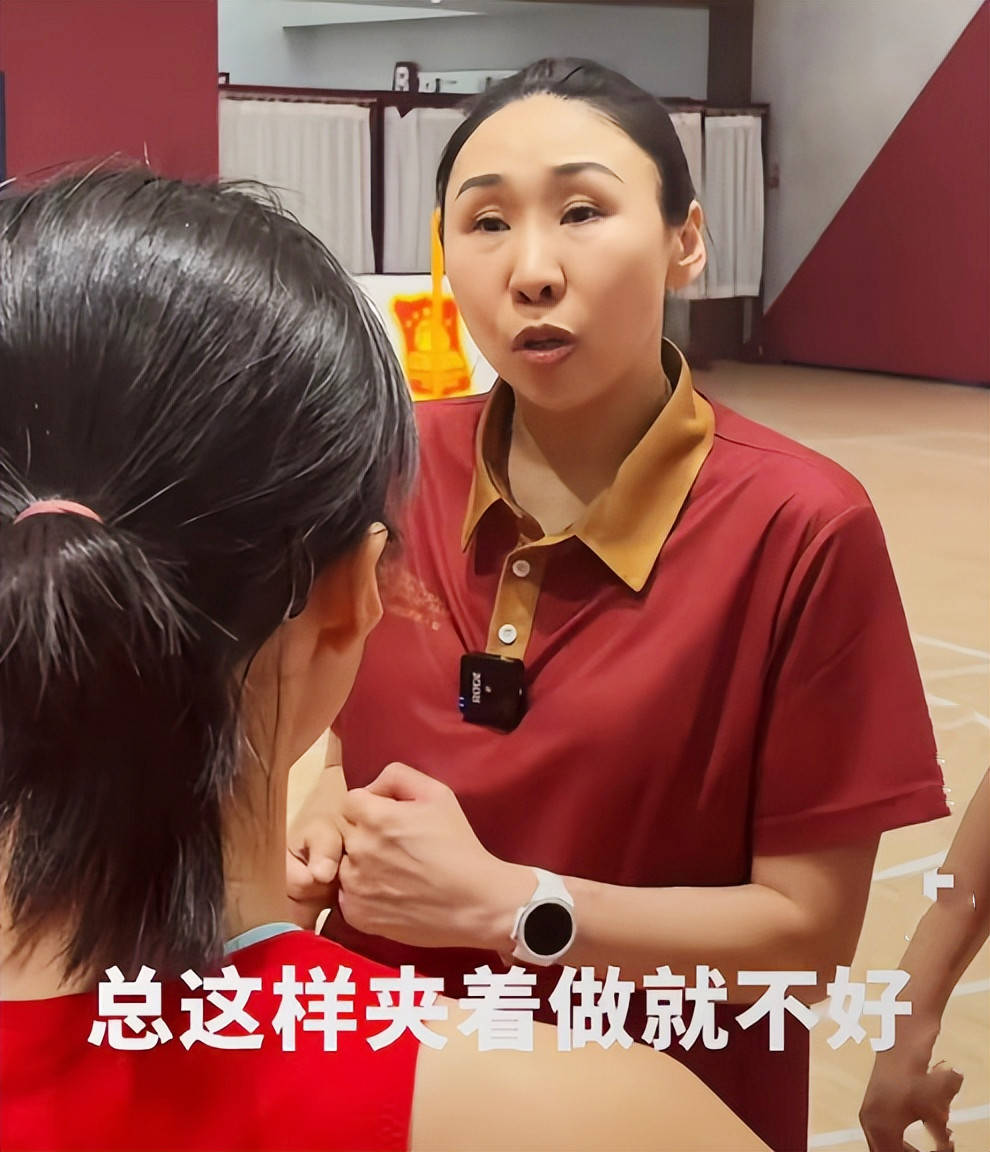 复出成主帅穿搭随性老公是军官“篮球女神”