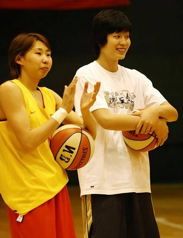 复出成主帅穿搭随性老公是军官“篮球女神”苗立杰退役嫁人又(图2)