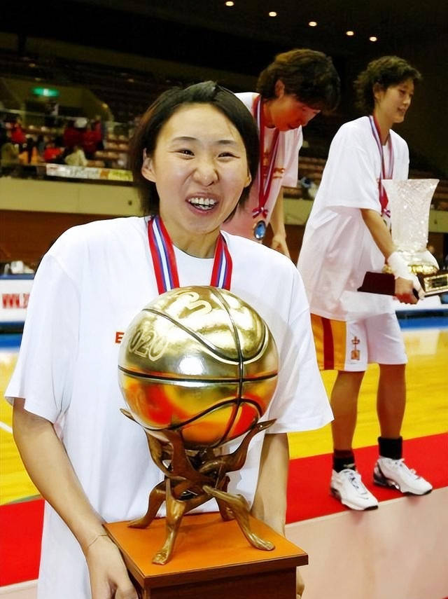 复出成主帅穿搭随性老公是军官“篮球女神”苗立杰退役嫁人又(图4)